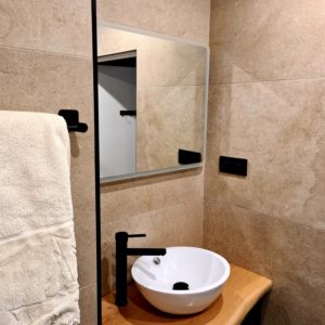 Rénovation de salle de bains et installation de meuble de salle de bains avec lavabo